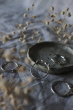 Load image into Gallery viewer, Circle Flow Ring - Size U