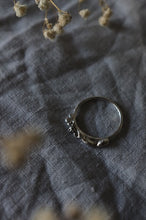 Load image into Gallery viewer, Circle Flow Ring - Size U