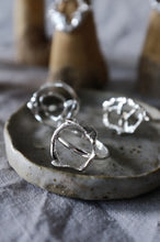 Load image into Gallery viewer, Organic Circle Ring - Size R1/2
